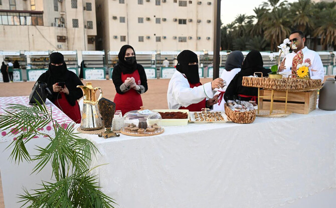 Perempuan Saudi Menunjukkan Diri di Pameran Musim Kurma Madinah