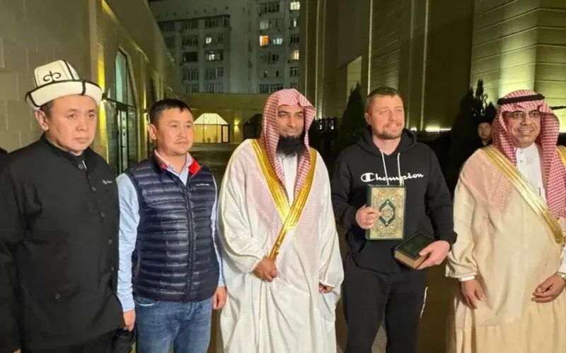 Pria Serbia Masuk Islam di Bishkek di Depan Imam Masjid Nabawi