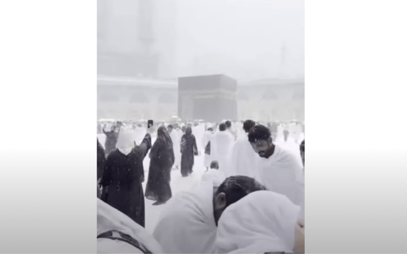 Cek Fakta: Video Hujan Salju di Masjidil Haram Palsu