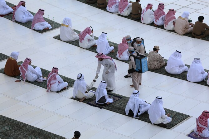 Relawan Ramadan mendistribusikan air Zamzam di Masjidil Haram