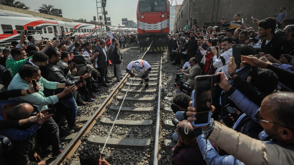 Orang kuat Mesir Pecahkan Rekor Dunia Tarik Kereta Saat Berpuasa