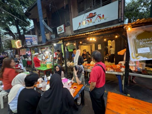 Umat Muslim Filipina Padati Pusat Kuliner Manila untuk Berbuka