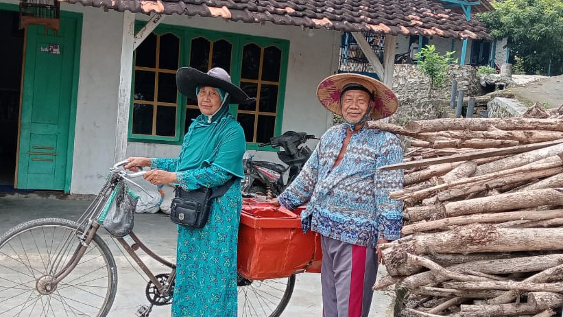 Sumarno Dirjo Romentu dan Sukarti, pasangan suami istri pedagang keliling pentol bakso berangkat haji tahun ini, setelah perjuangan menabung 27 tahun. Foto:Kemenag