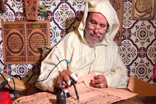 Kreativitas Tinggi Seniman Difabel Maroko, Menulis Al Quran di Kulit Kambing