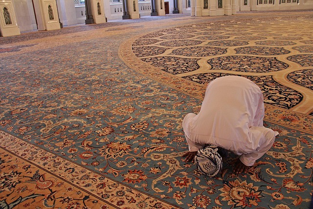 Perlukah Menepuk Pundak untuk Menjadi Makmum Orang yang Sedang Salat Sendiri?