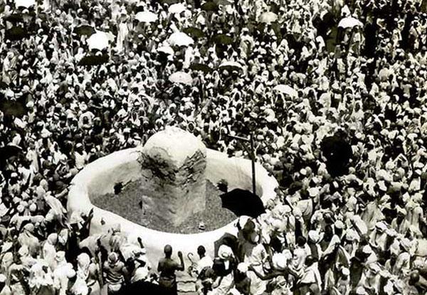 Ibadah haji melempar jumrah di masa lampau. Foto: Wikipedia