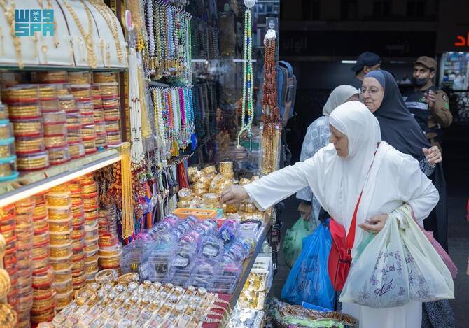 Belanja oleh-oleh di Tanah Suci setelah haji. Foto: SPA