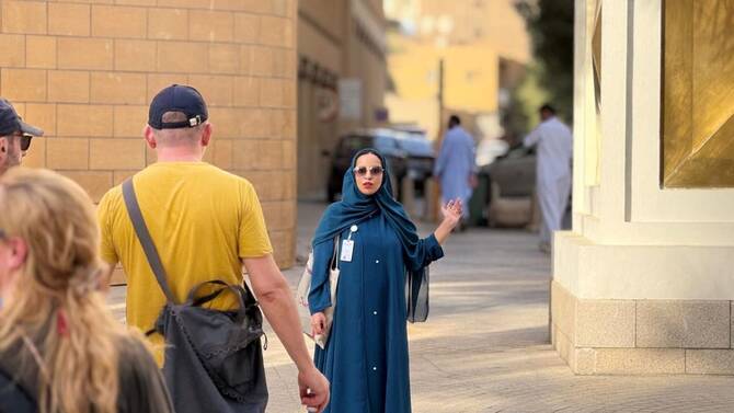 Pemandu Wanita Saudi Memamerkan Sejarah Riyadh Dalam Tur Jalan Kaki Gratis