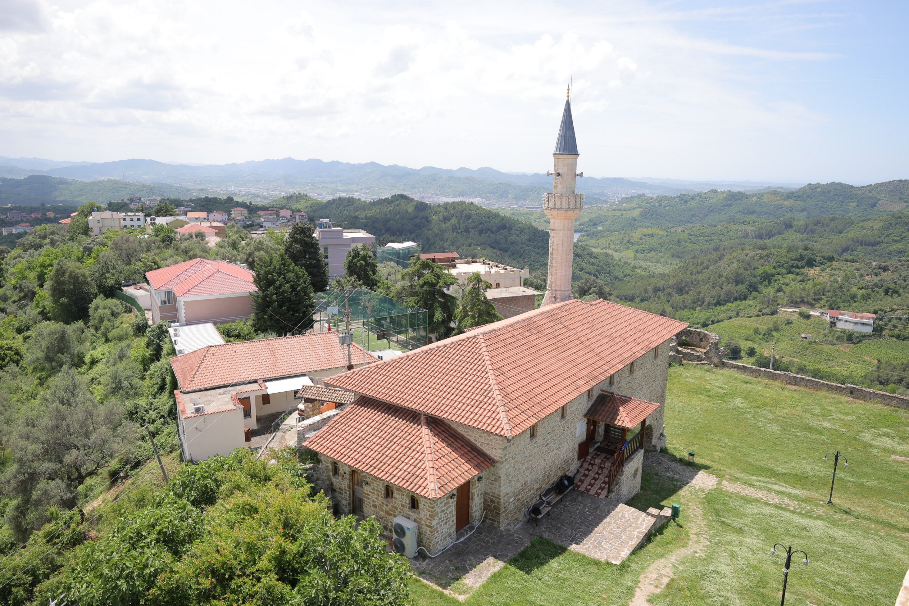 Masjid Kastil Preza: Permata Islam Abad Pertengahan di Jantung Albania