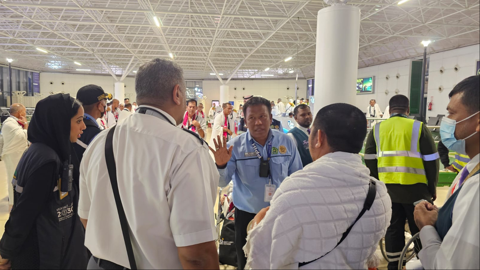 Di Balik Haji yang Lancar, Ada Mereka yang Bekerja dalam Diam