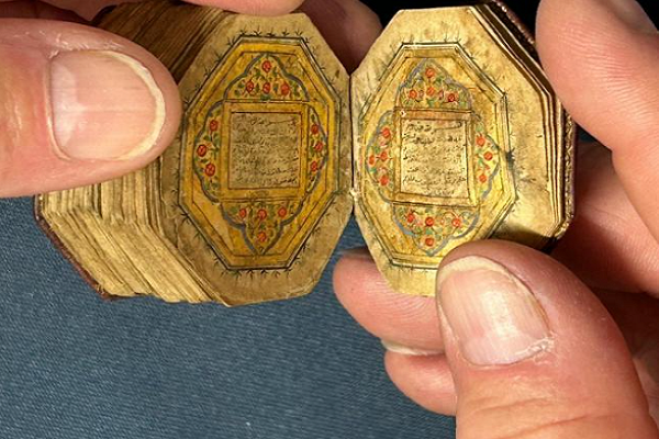 Al-Quran Miniatur 300 Halaman Akan Dilelang di Inggris