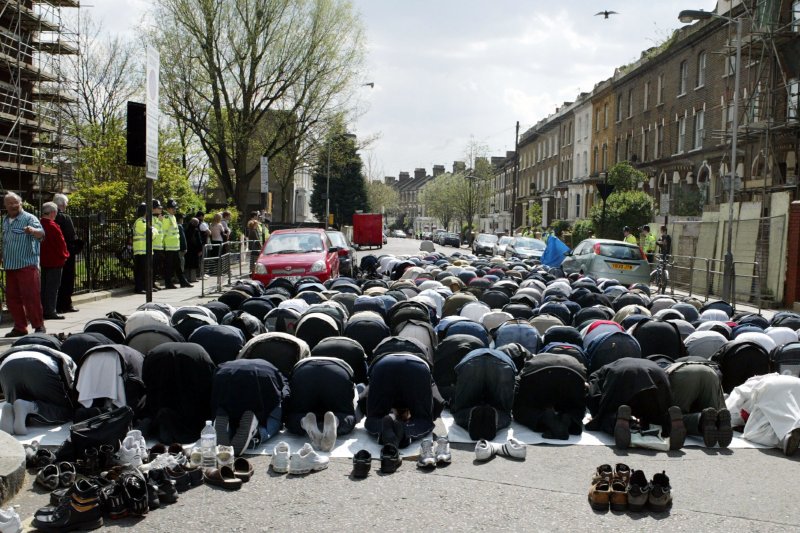 Polisi Inggris Buru Dua Tersangka Pembakaran Masjid di Sussex