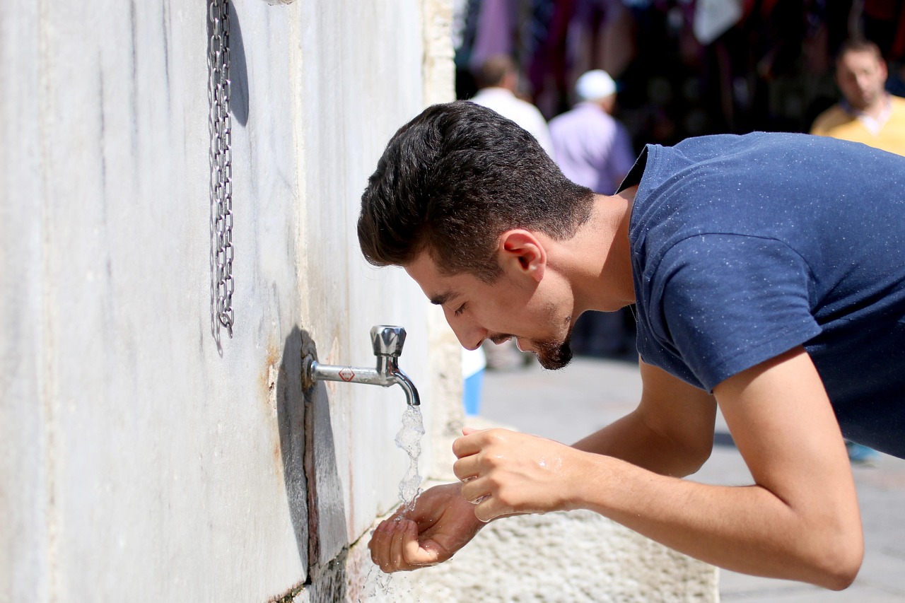 Apakah Muntah dan Mimisan Membatalkan Wudhu dan Shalat? Foto: İbrahim Mücahit Yıldız/ Pixabay