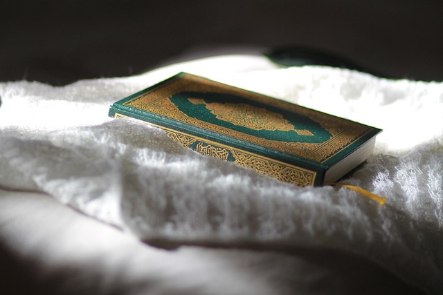 Hukum Meletakkan Sesuatu di Atas Al-Quran Menurut Buya Yahya