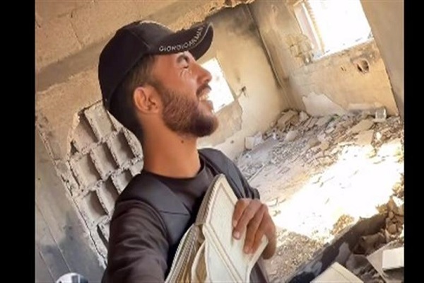 Pemuda Palestina Temukan Al-Quran Utuh di Reruntuhan Rumahnya di Gaza Utara