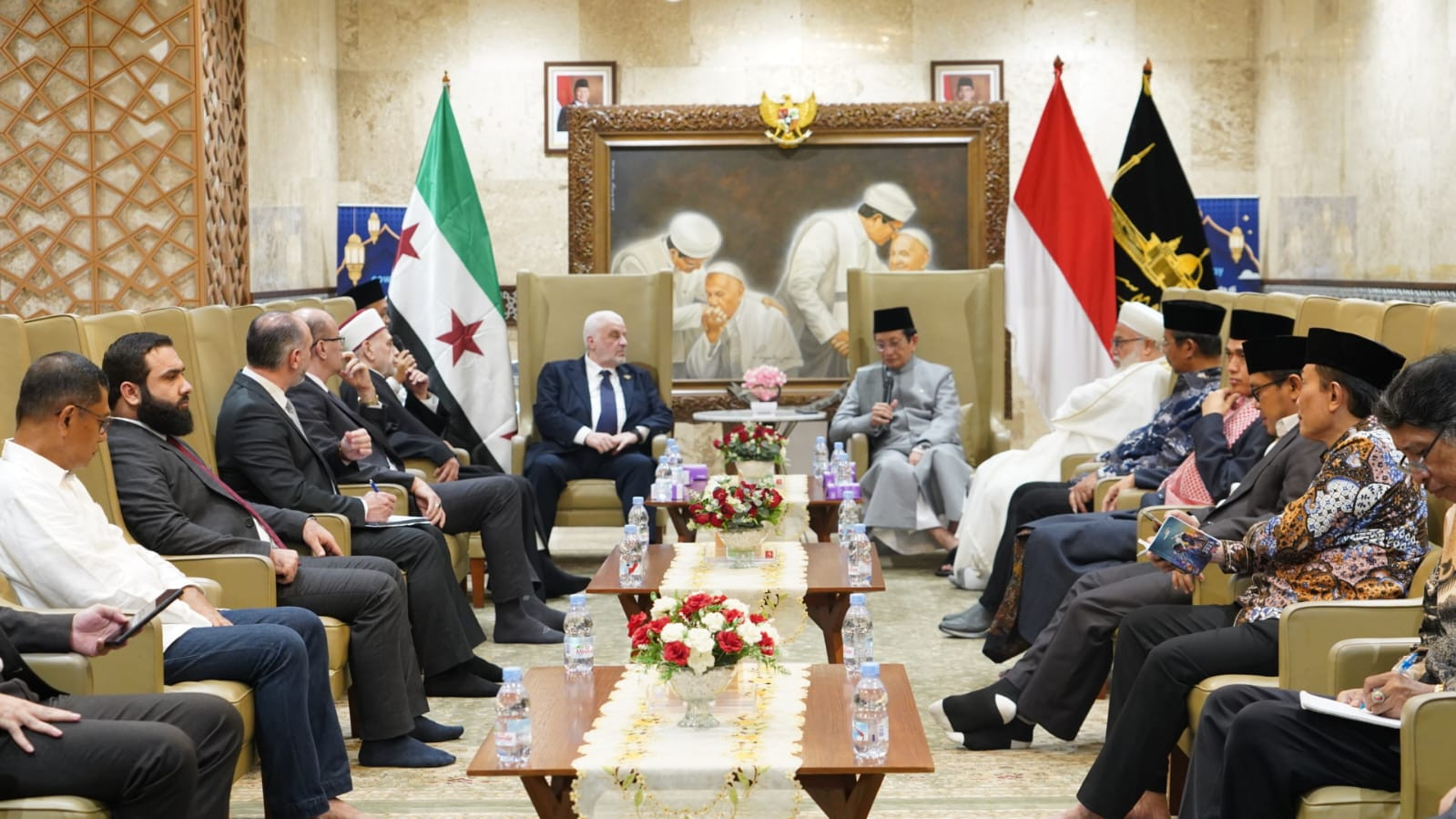 Menag Nasaruddin Umar (Mengenakan Gamis Abu-abu), berbincang bersama rombongan Menteri Wakaf Suriah. Foto: Kemenag
