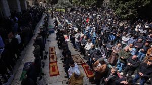 Sekitar 100 Ribu Jemaah Salat Jumat Ramadan di Masjid Al-Aqsa Meski Ada Pembatasan Israel