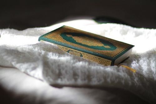Ilustrasi Al-Quran. Foto: Pixabay
