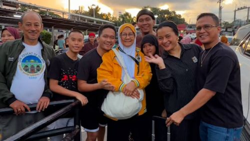 Dr. Fatima Al-Zahra Ditti, kedua dari kanan, berpose untuk foto bersama keluarganya di Manila menjelang keberangkatan ibunya ke Arab Saudi pada 4 Mei 2026. (Fatima Al-Zahra Ditti)