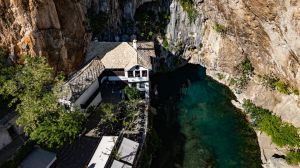 Blagaj Tekke, Permata Spiritual Bosnia yang Berdiri di Kaki Tebing Raksasa dan Mata Air Biru Memukau