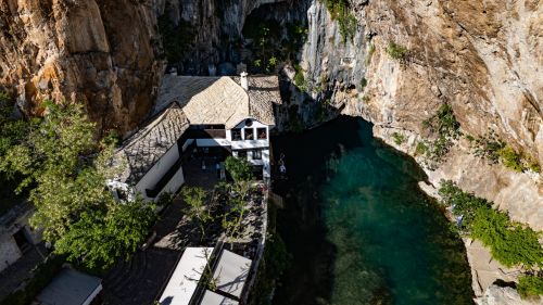 Blagaj Tekke, Permata Spiritual Bosnia yang Berdiri di Kaki Tebing Raksasa dan Mata Air Biru Memukau