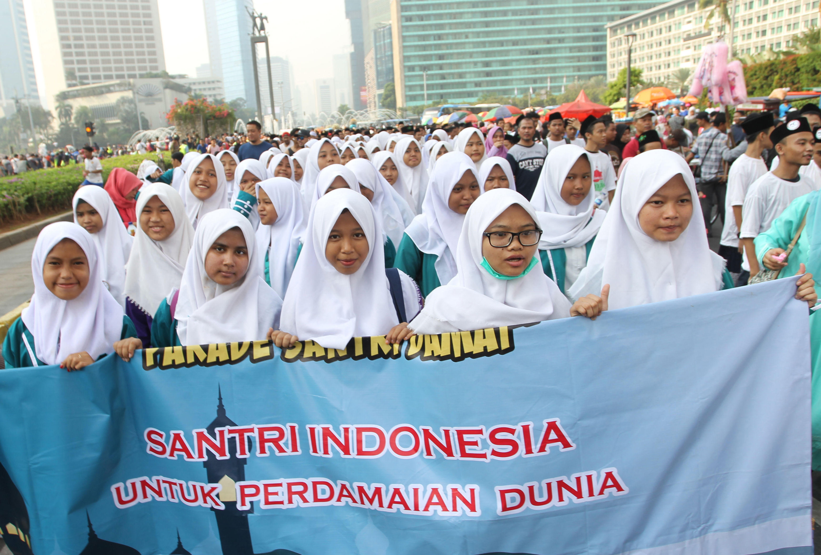Ratusan santri dan santriwati melakukan parade bertajuk Santri Cinta Damai di hari bebas kendaraan bermotor kawasan Bundaran HI, Jakarta, Minggu (13/10/2019)/MI/PIUS ERLANGGA