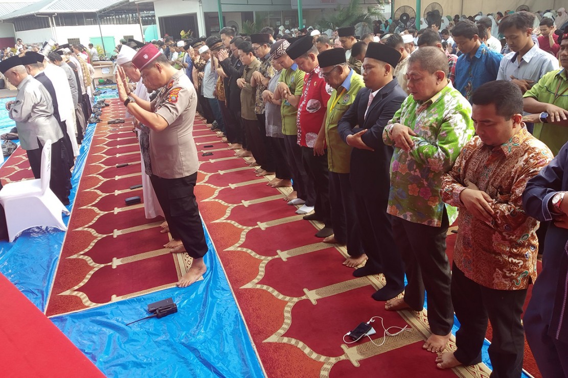 Warga Kampus Universitas Muhammadiyah Sumatra Utara (UMSU) melaksanakan shalat gerhana (khusuf) di Kampus UMSU, Medan, 26 Desember 2019/MI/Puji Santoso.