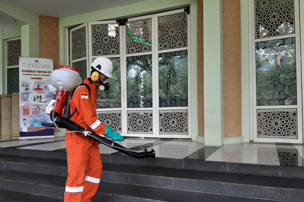 Untuk mencegah merebaknya covid-19, DKM Nursiah Daud Paloh juga melakukan penyemprotan cairan disinfektan di lingkungan masjid.